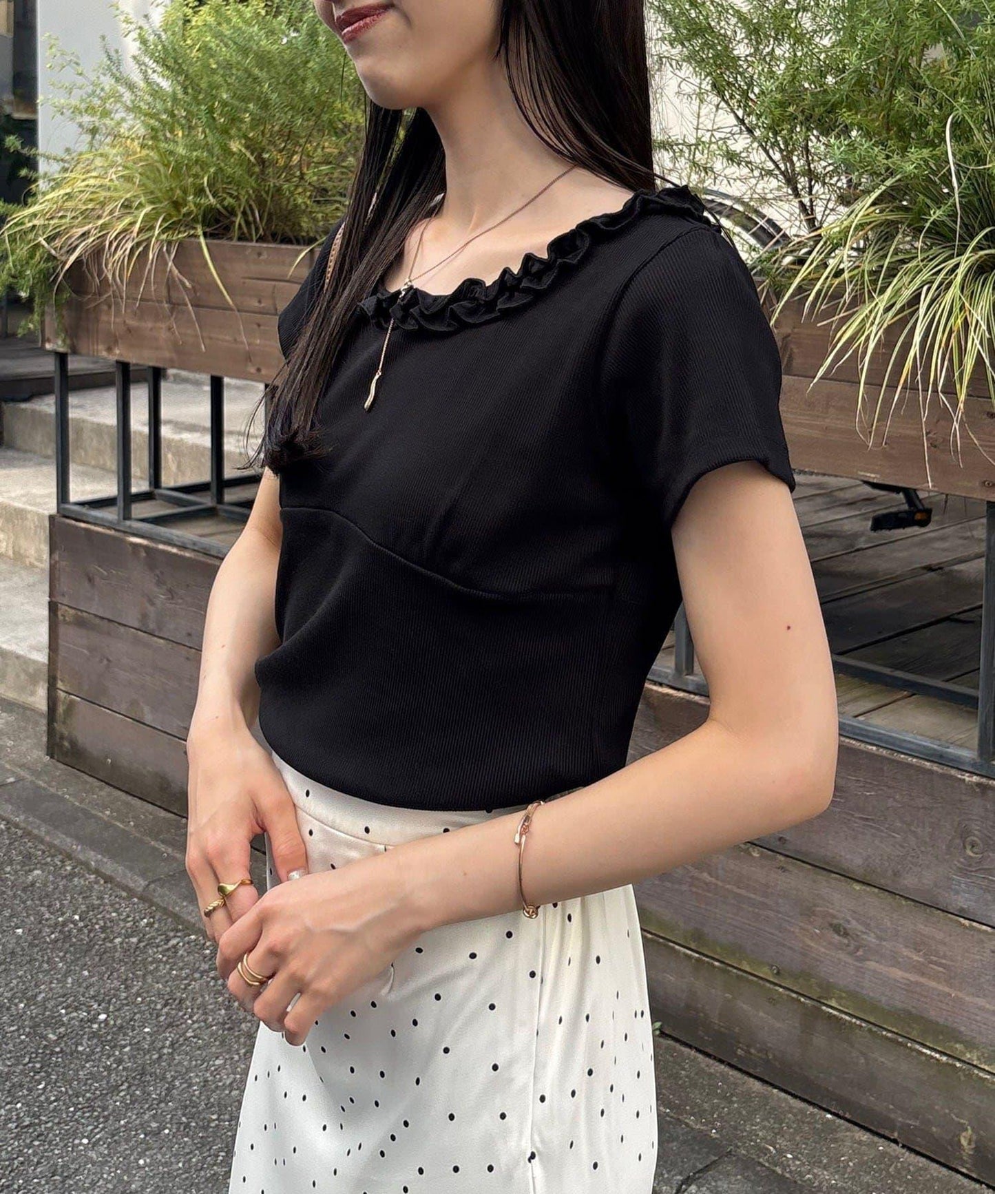 荷葉邊領羅紋T恤