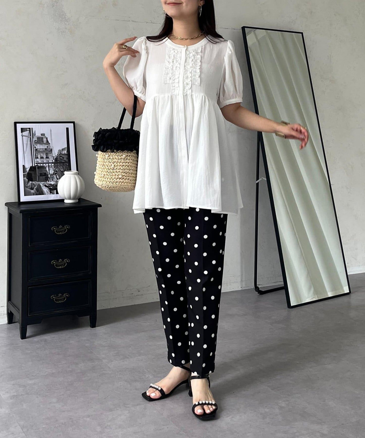 前幅荷葉邊珍珠紐扣收腰下襬襯衫