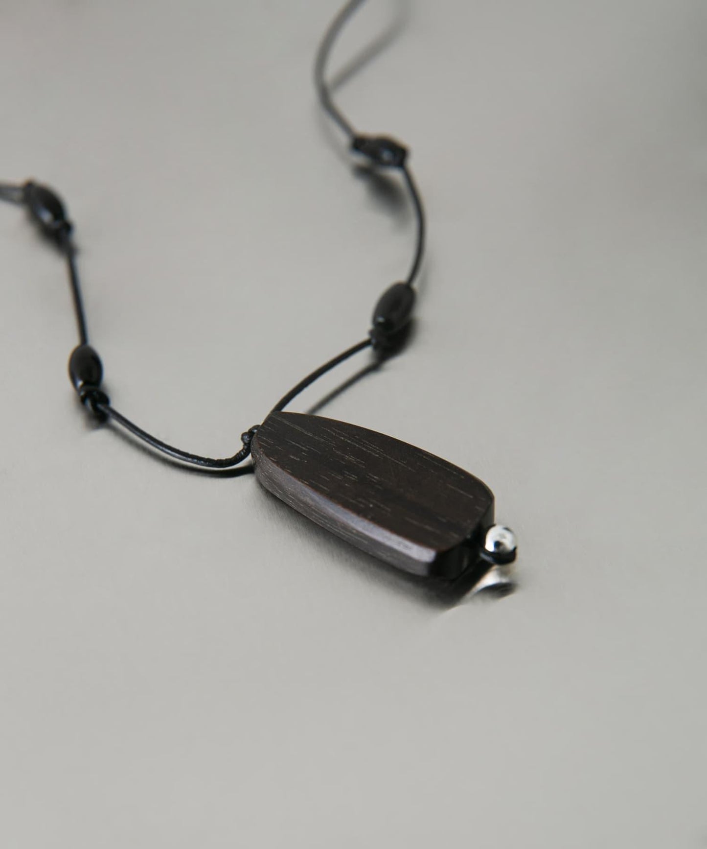 SMELLY so’ onyx accent wood necklace