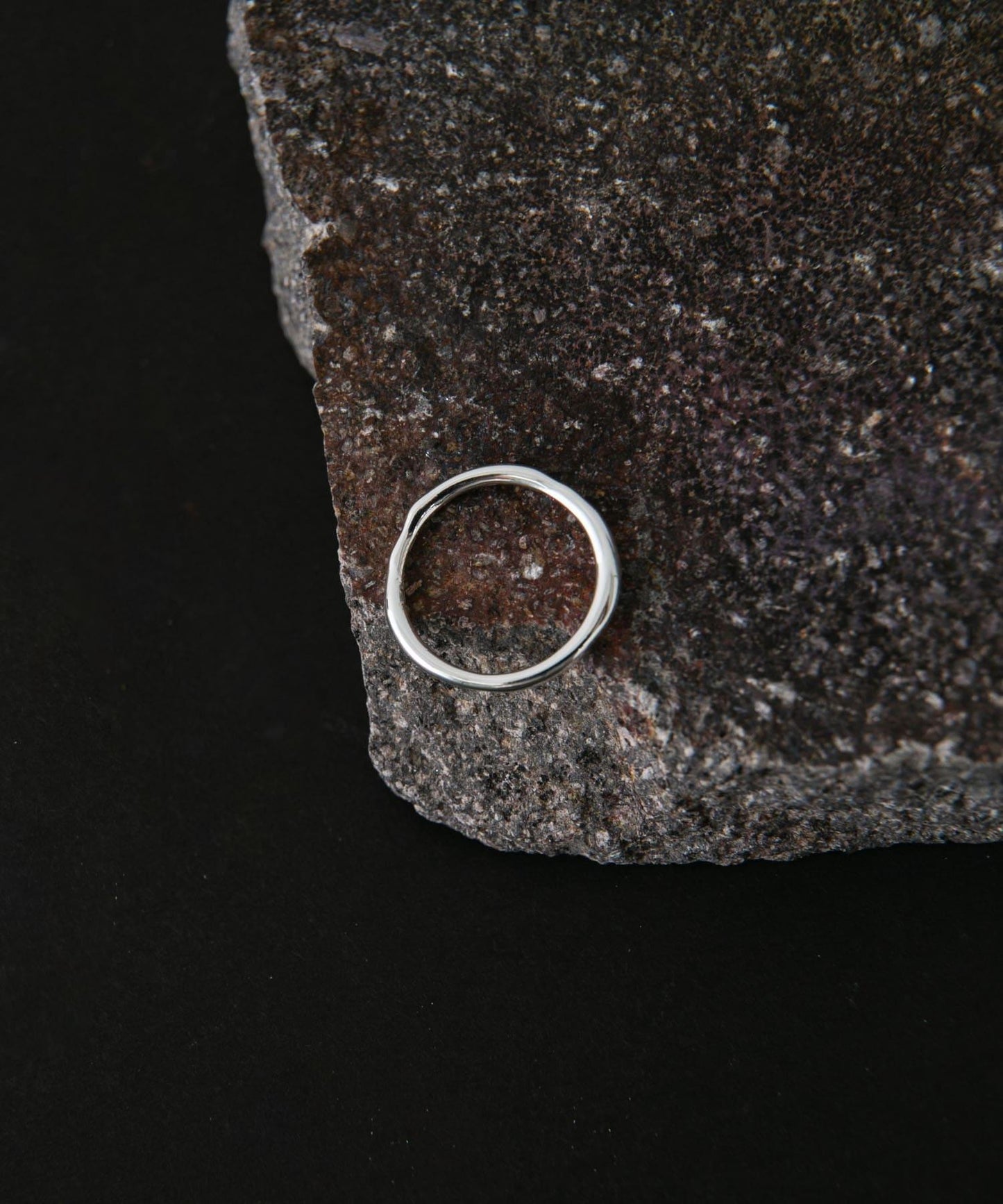 SMELLY so’ textured minimal ring