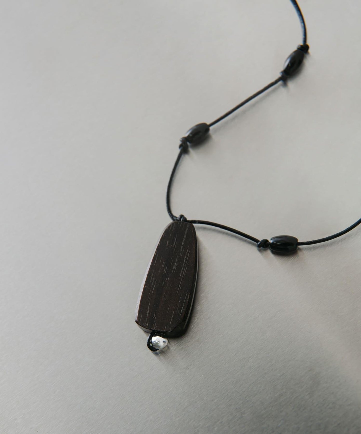 SMELLY so’ onyx accent wood necklace