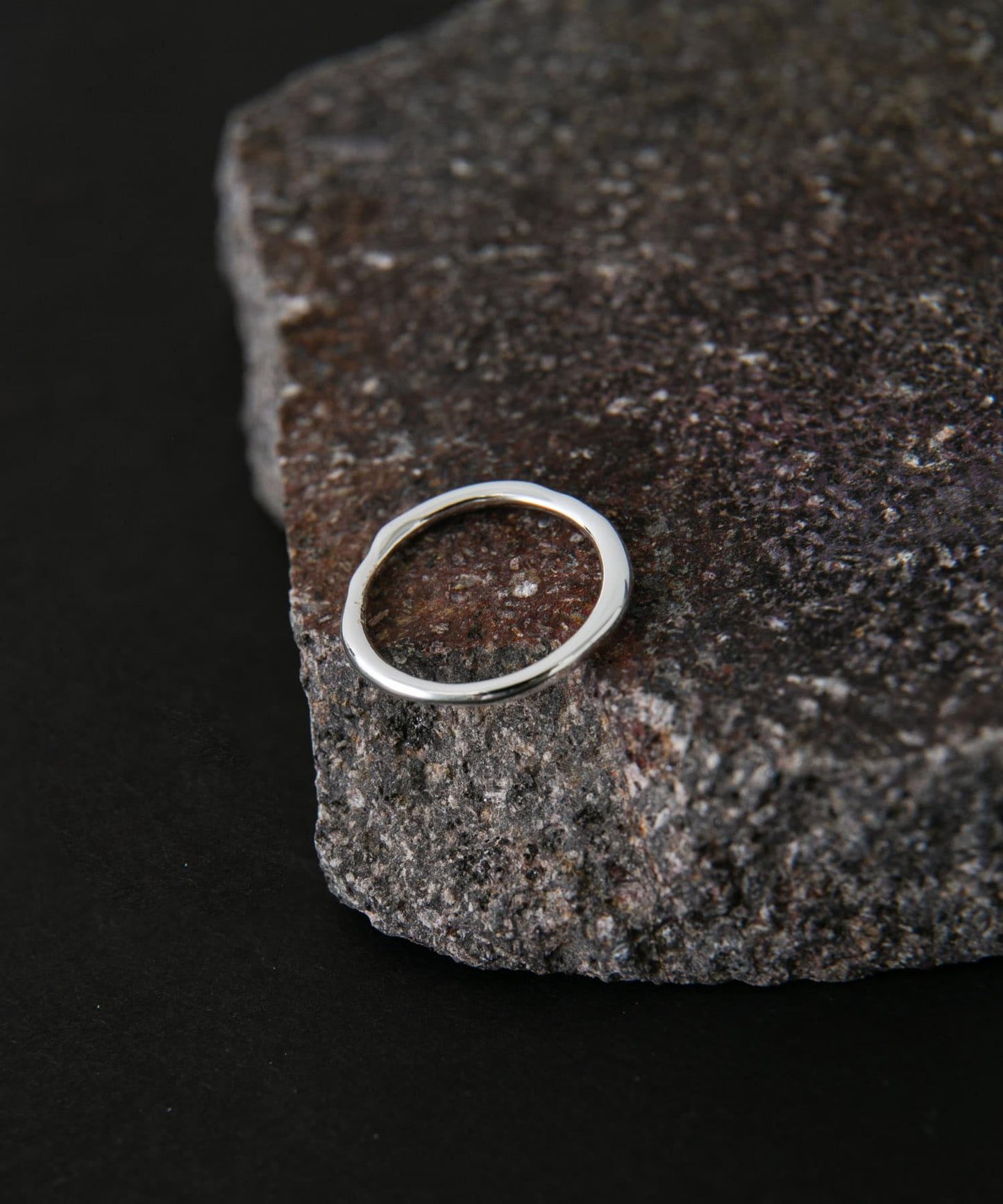 SMELLY so’ textured minimal ring