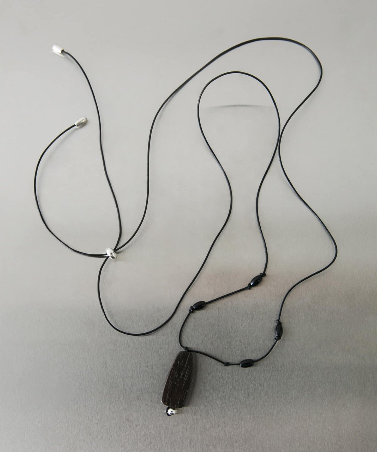 SMELLY so’ onyx accent wood necklace