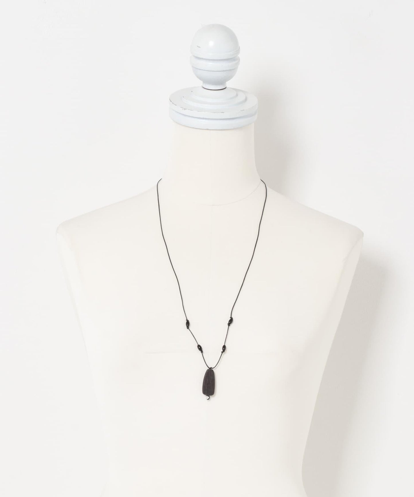 SMELLY so’ onyx accent wood necklace