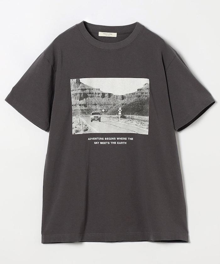 monotone photo TEE