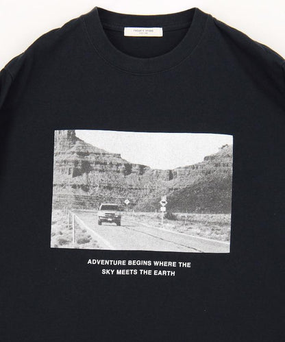 monotone photo TEE