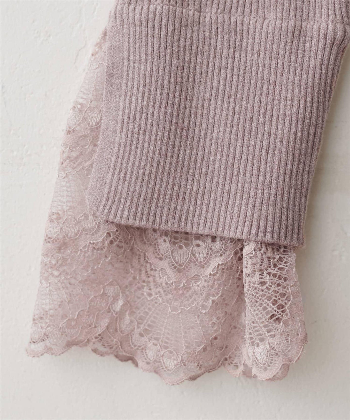 袖口蕾絲羅紋高領衫