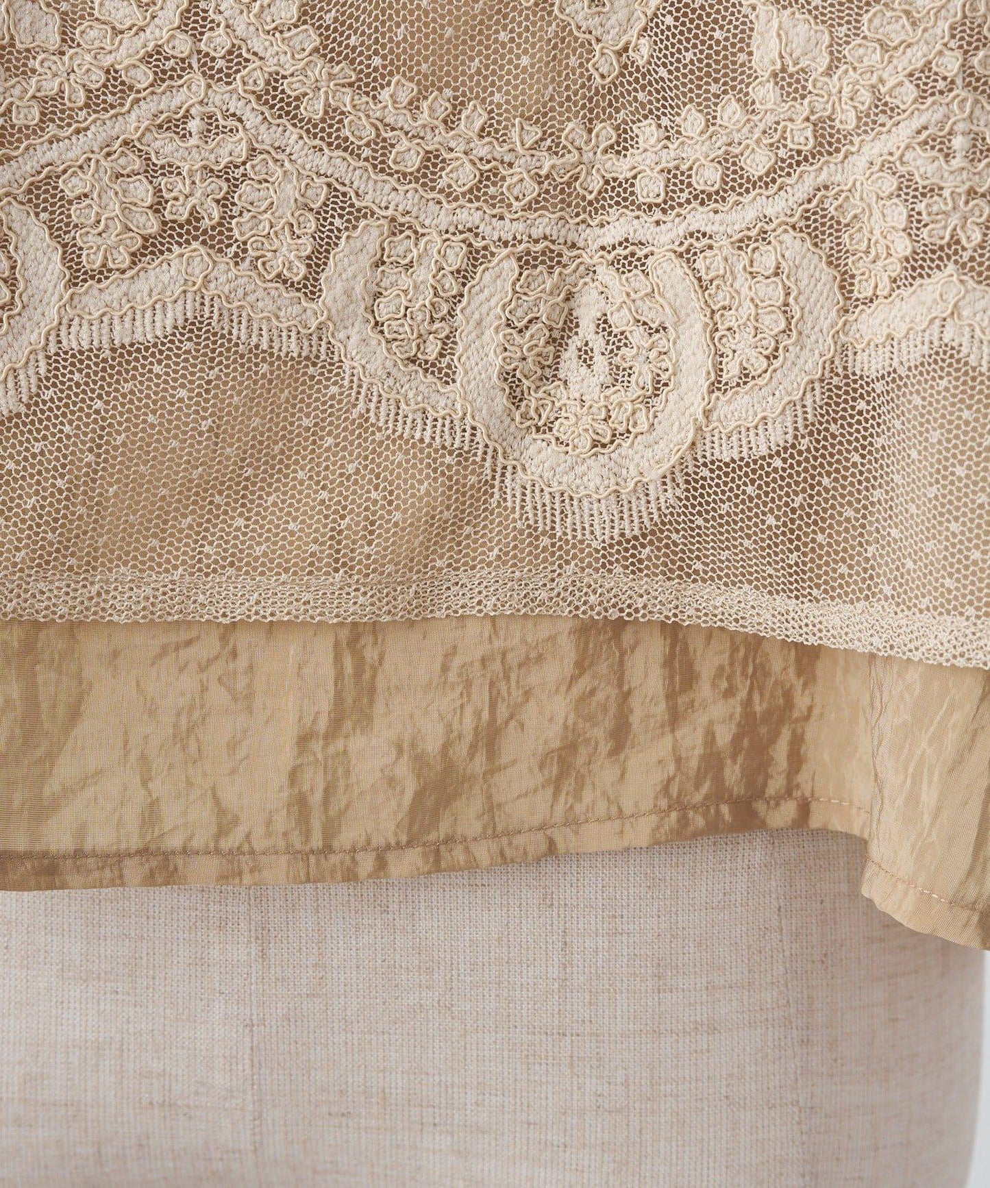 波點薄紗刺繡吊帶衫