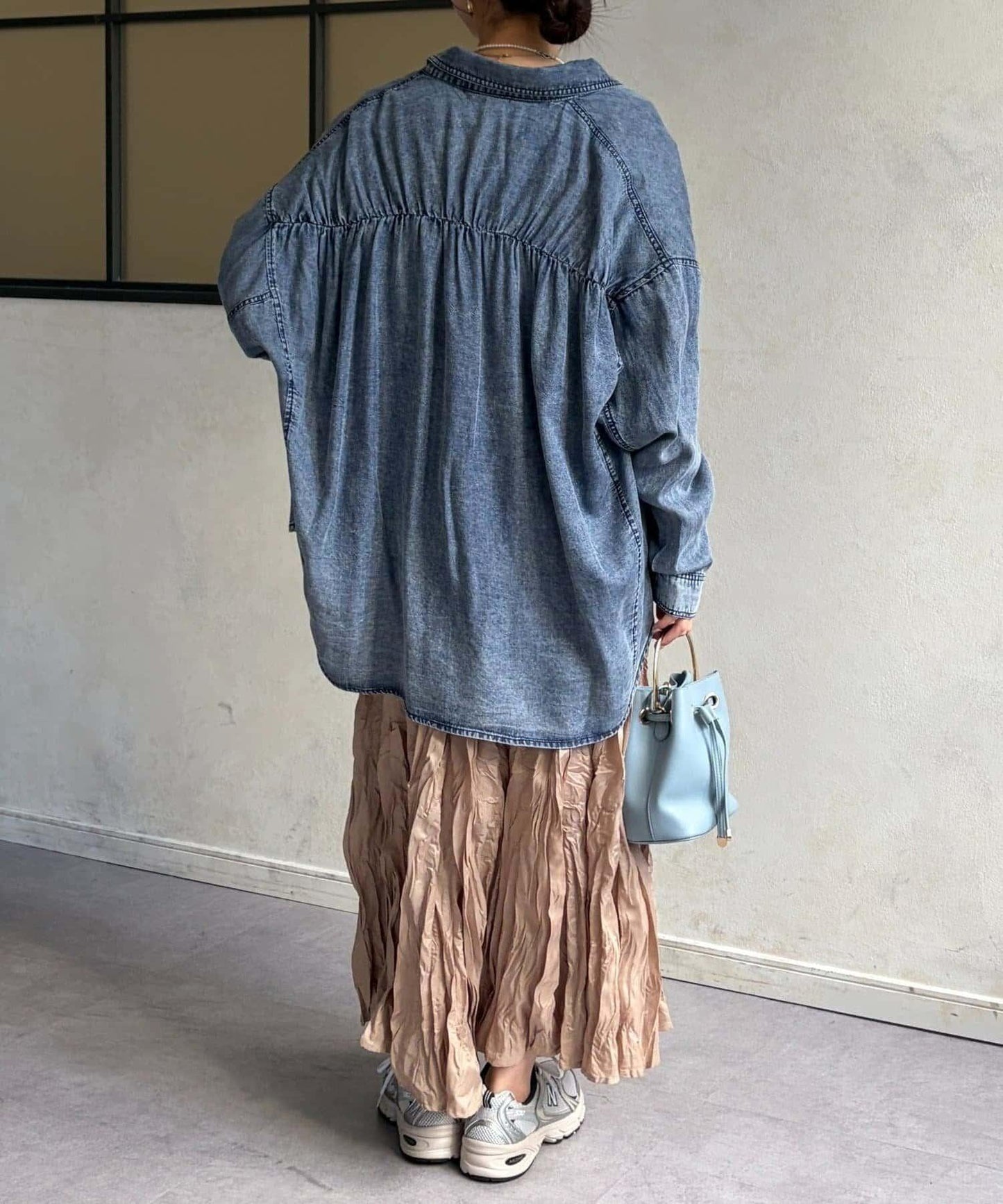 後背褶皺粉末加工牛仔襯衫
