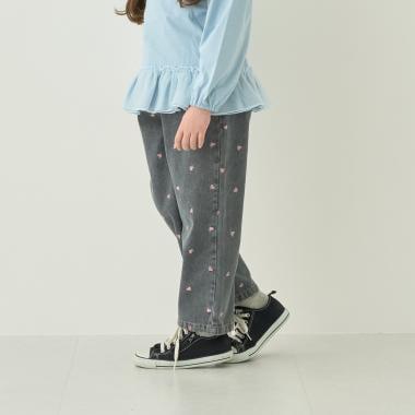 柔軟牛仔 愛心刺繡滿印彎刀褲