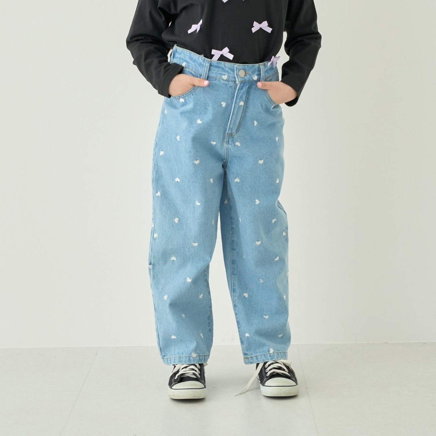 柔軟牛仔 愛心刺繡滿印彎刀褲