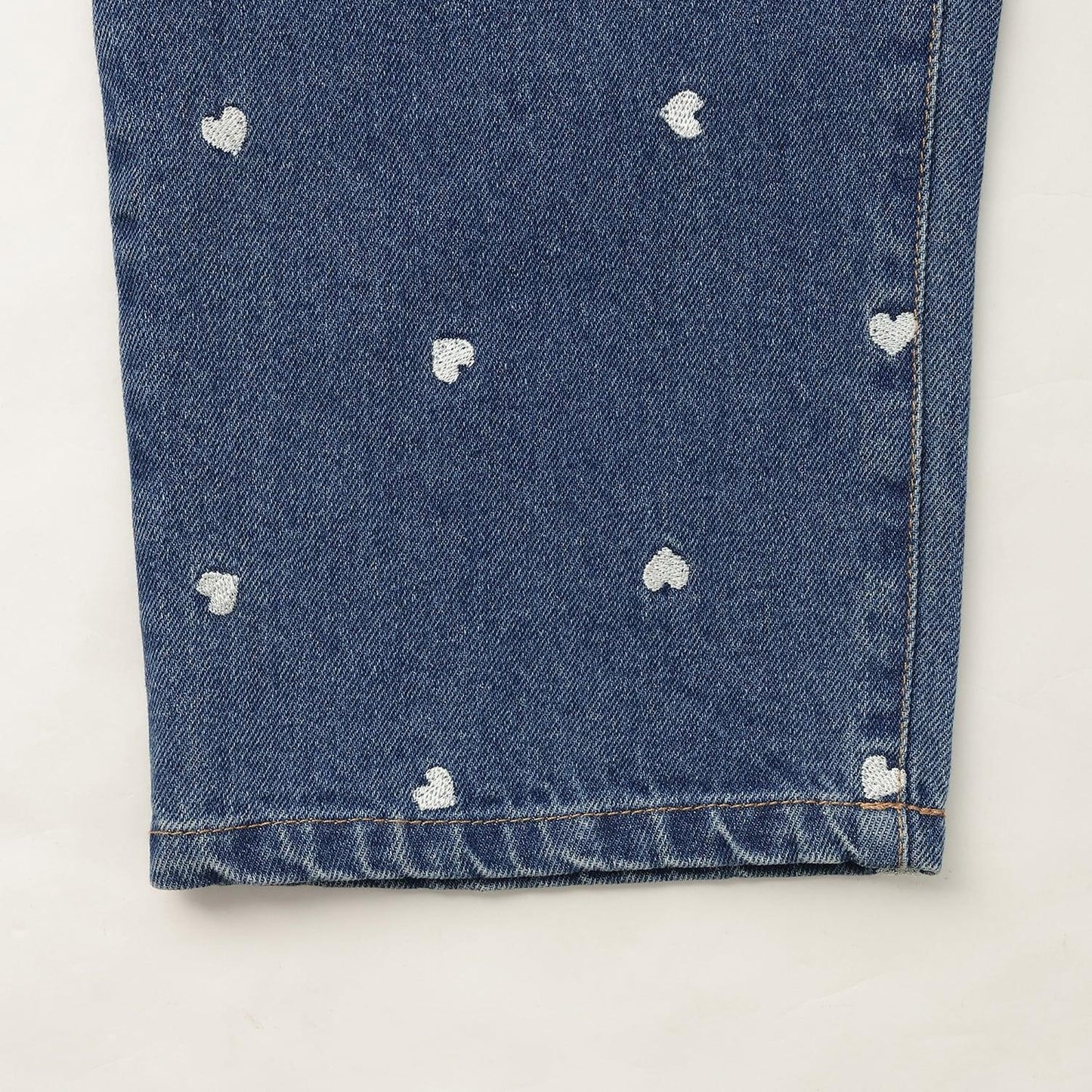柔軟牛仔 愛心刺繡滿印彎刀褲