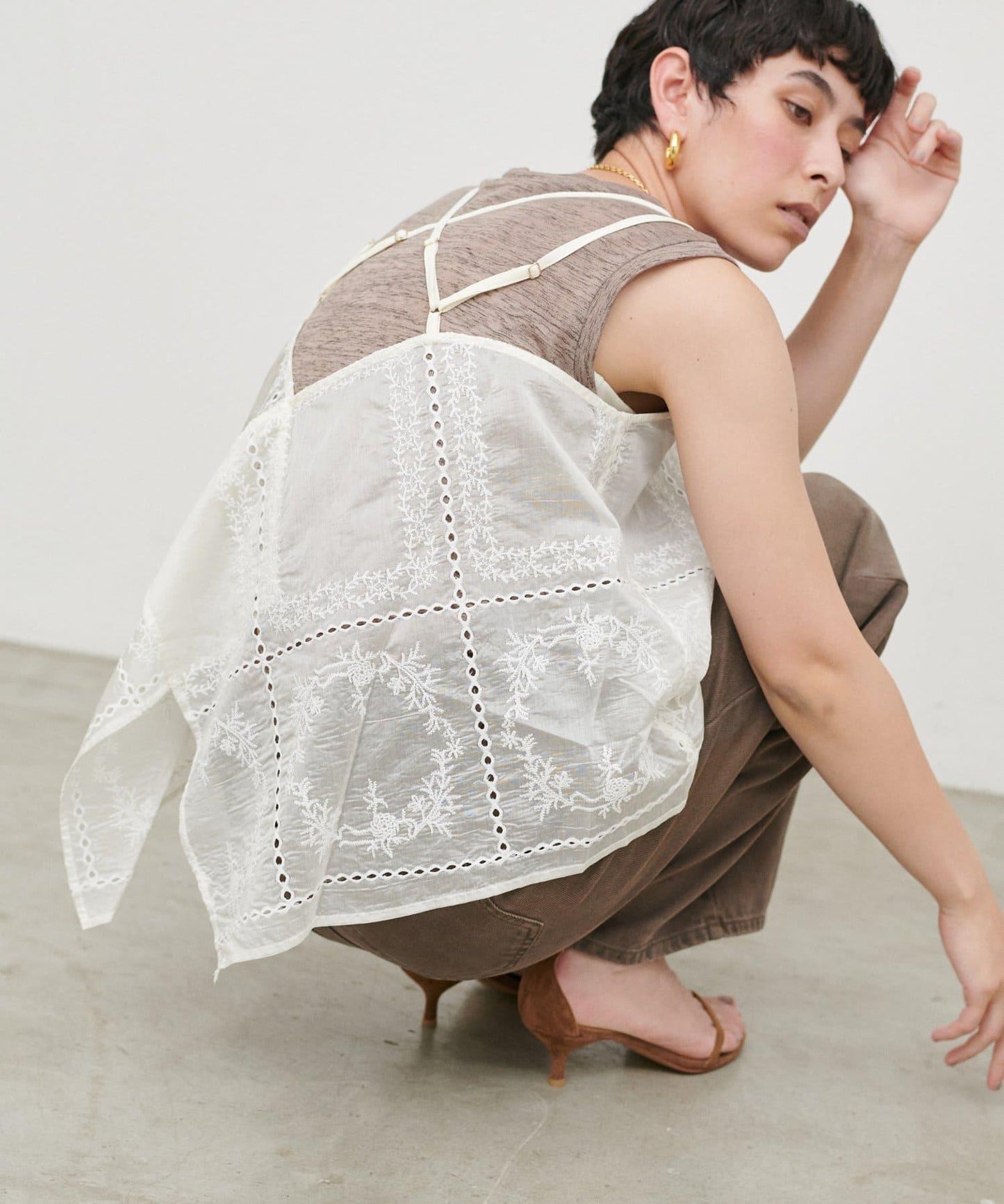 方領刺繡蕾絲吊帶