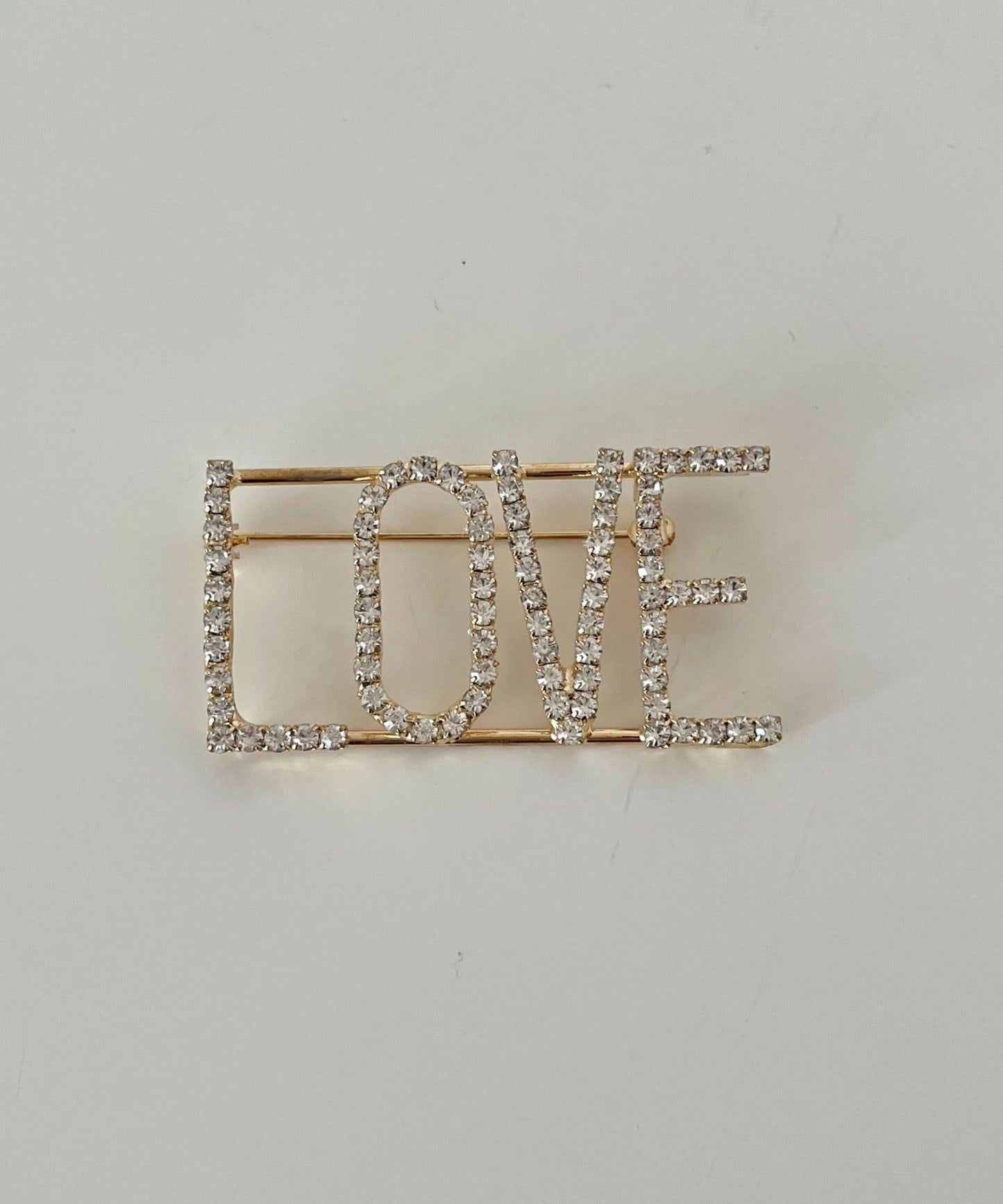 LOVE 萊茵石胸針