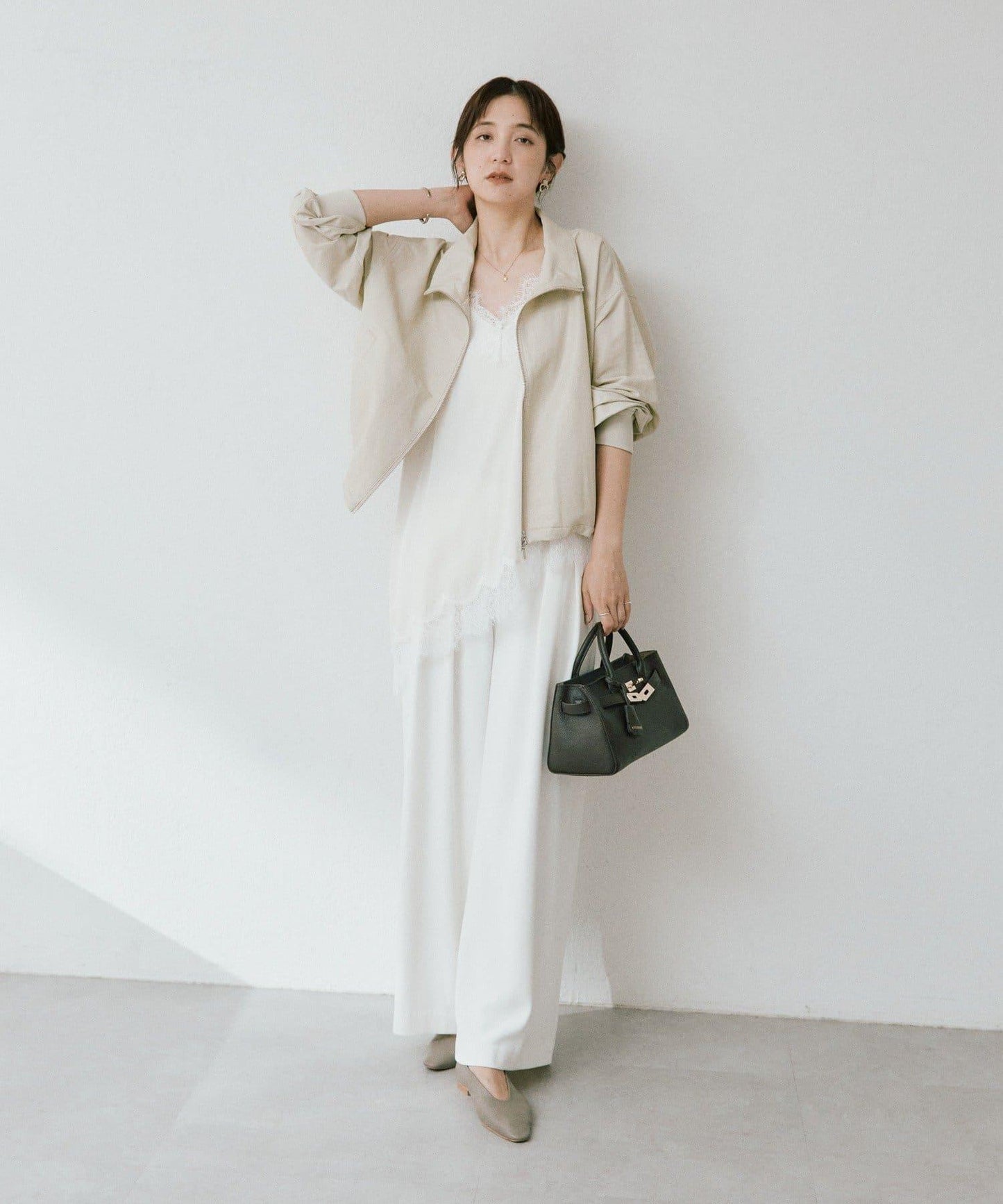 斜邊下襬蕾絲天鵝絨吊帶衫