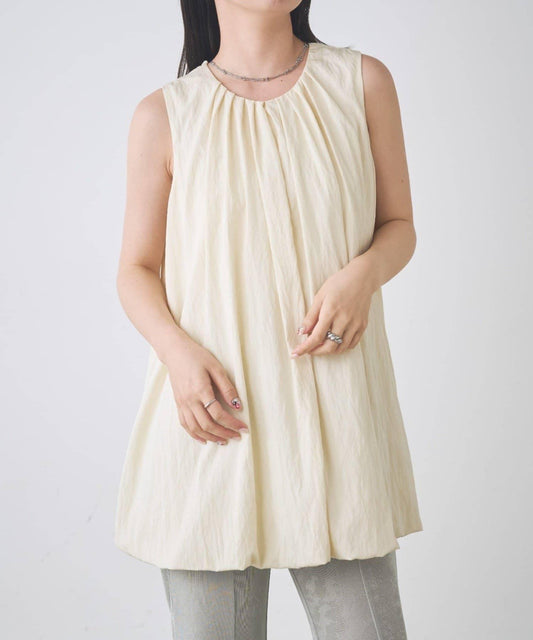 B 褶皺高領泡泡袖罩衫