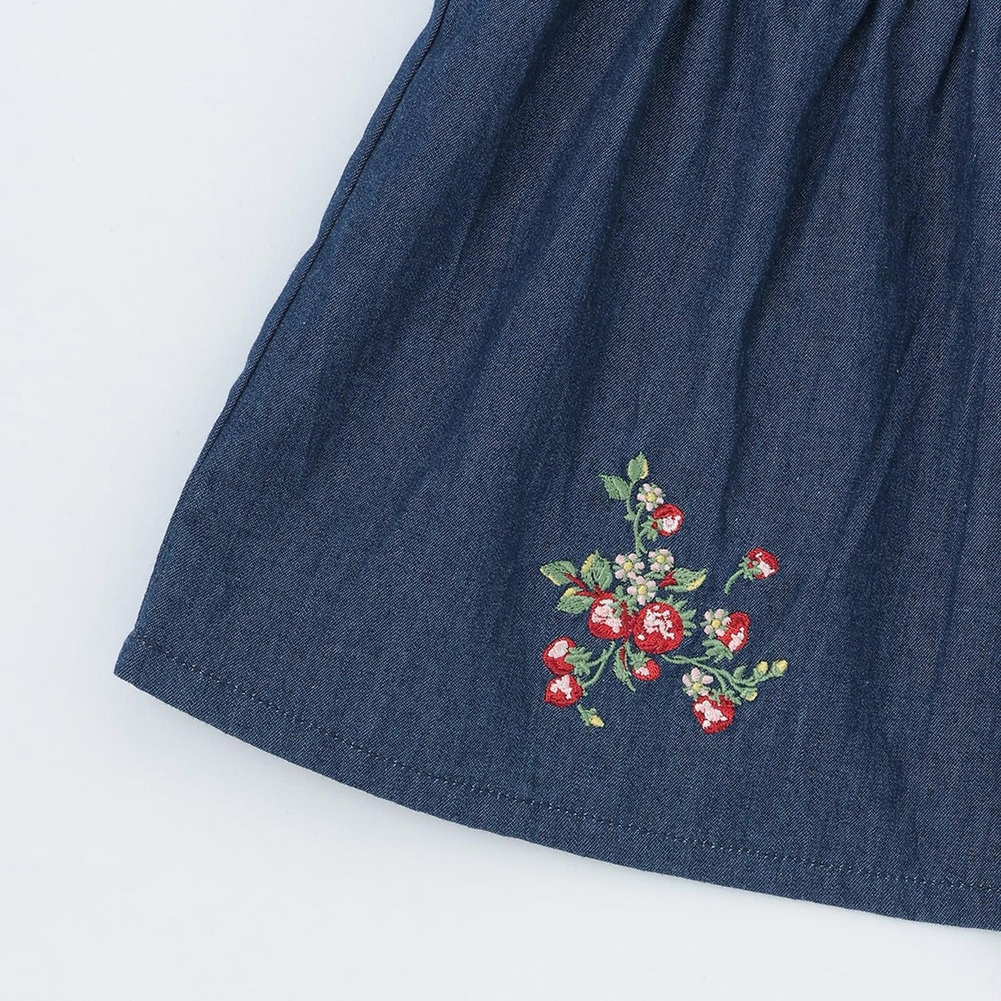 野草莓刺繡揹帶連衣裙
