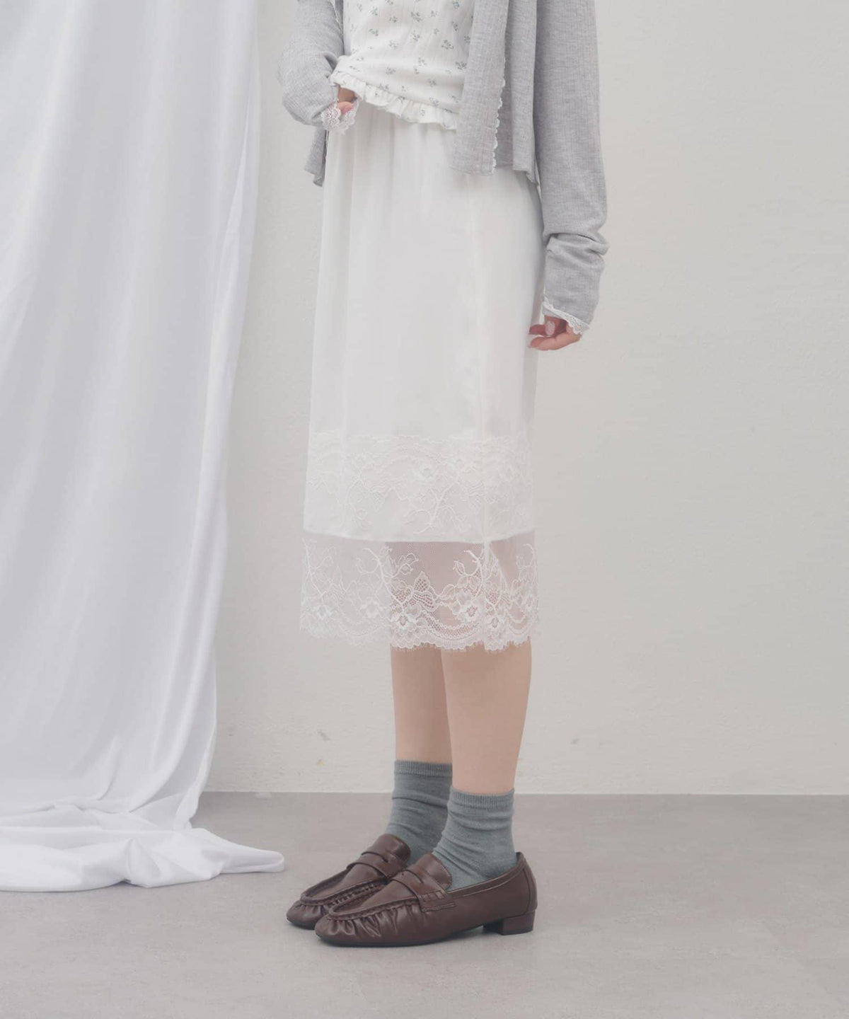 Discoat umm. 蕾絲下襬緞面半裙