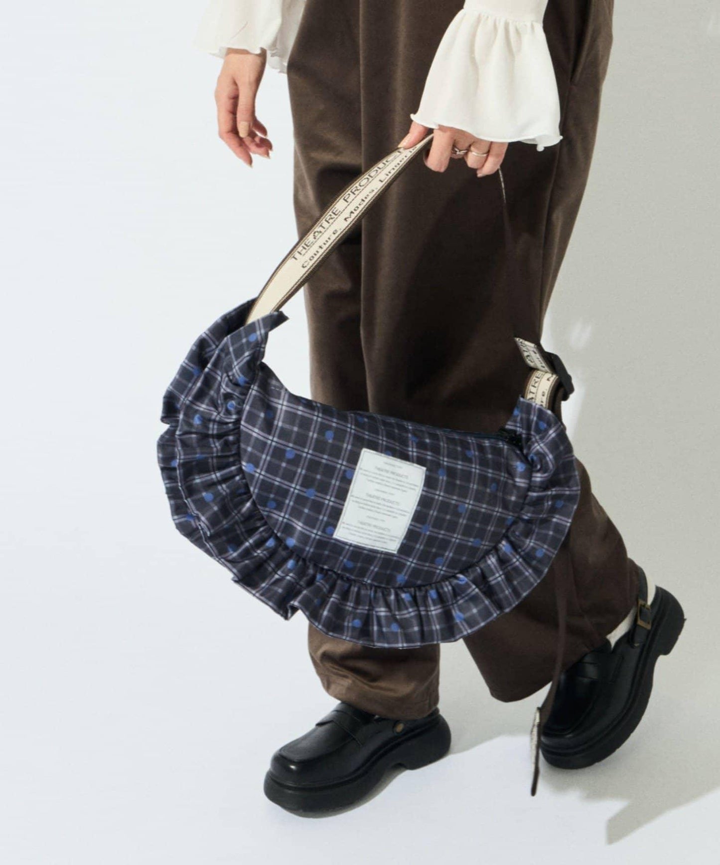 THEATRE PRODUCTS聯名 斜紋圓點格紋荷葉邊半月包