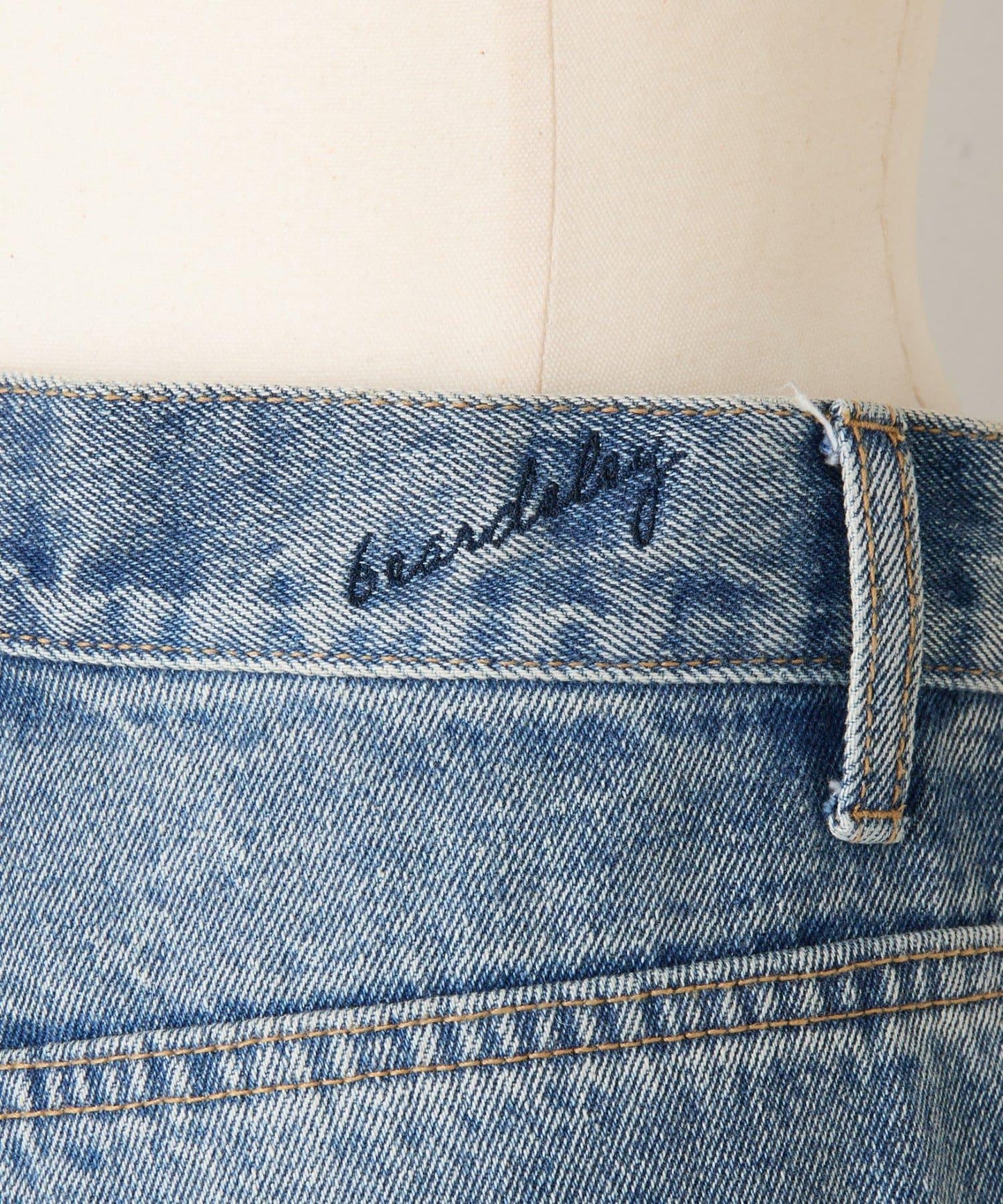 刺繡牛仔褲