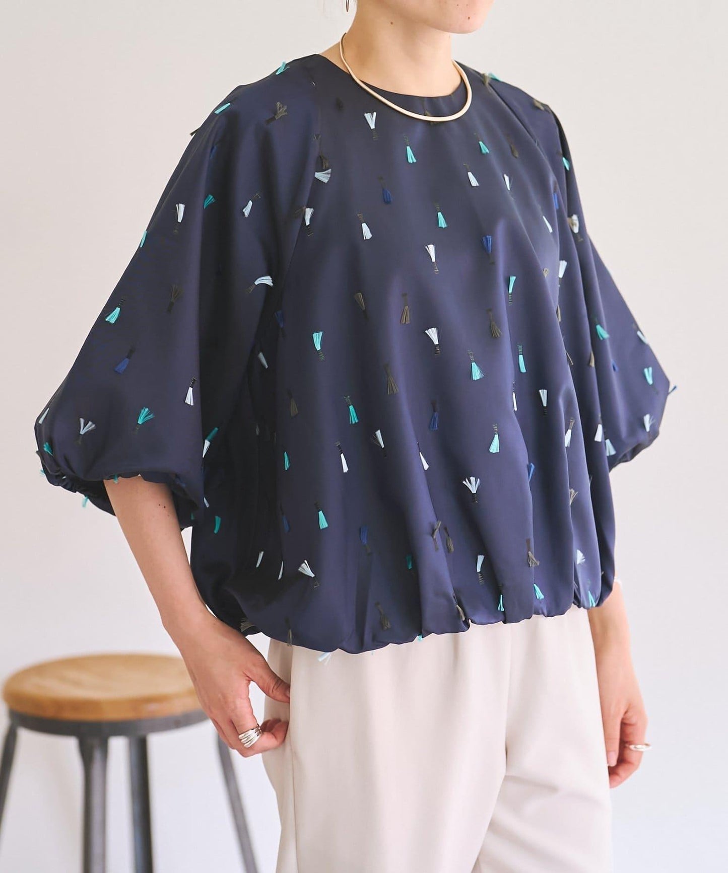 羽毛刺繡泡泡袖襯衫