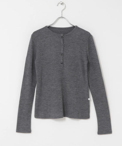 UNDECORATED WOOL SHEER HENRY NECK 上衣