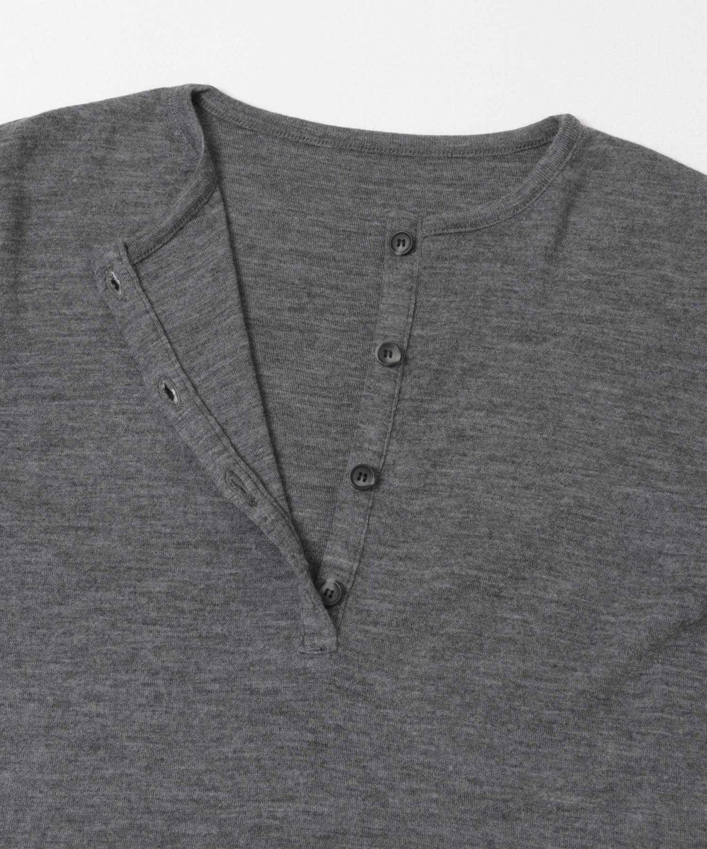 UNDECORATED WOOL SHEER HENRY NECK 上衣