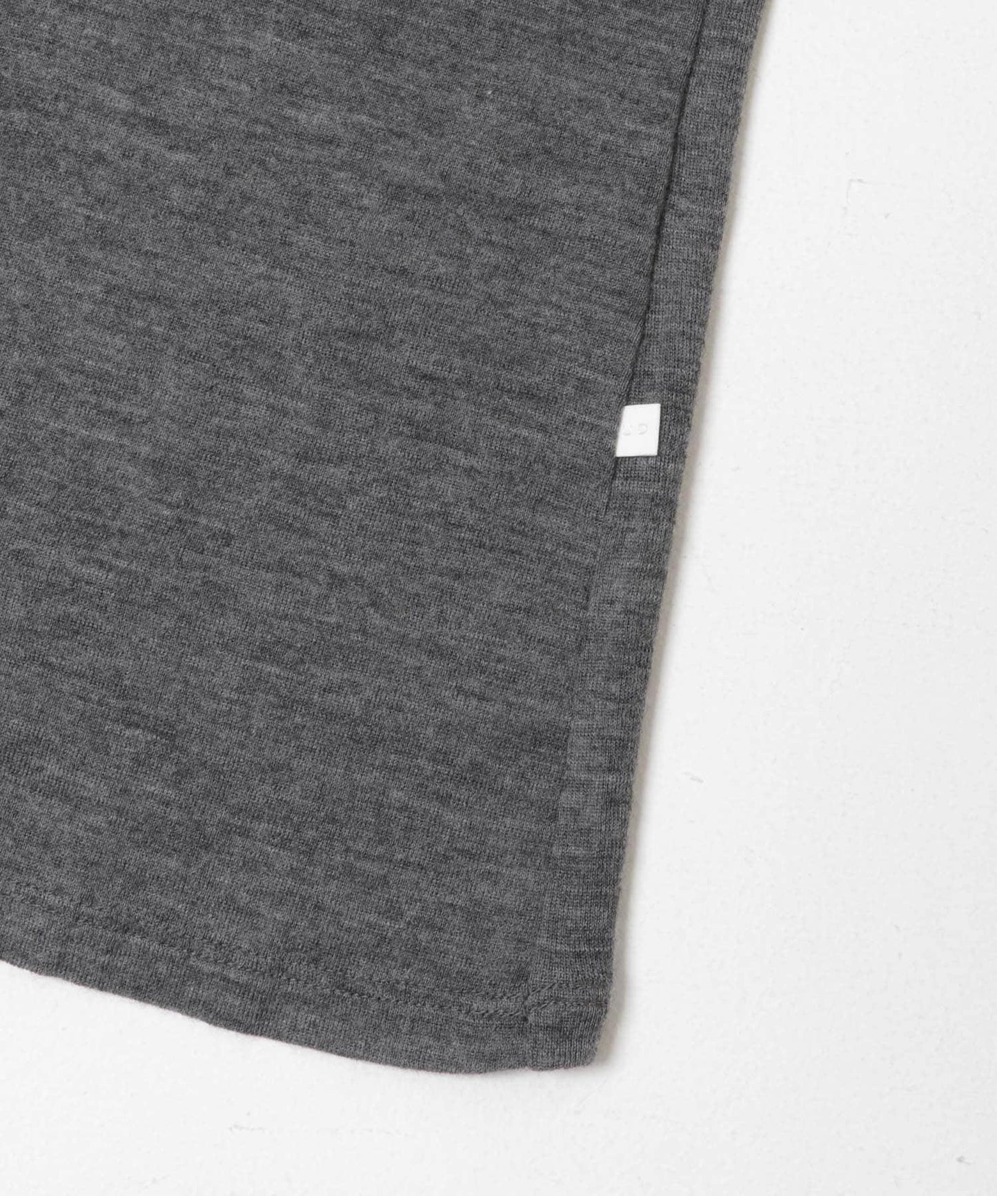 UNDECORATED WOOL SHEER HENRY NECK 上衣