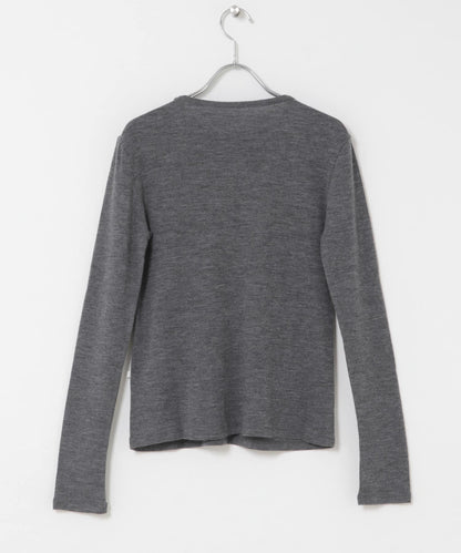 UNDECORATED WOOL SHEER HENRY NECK 上衣