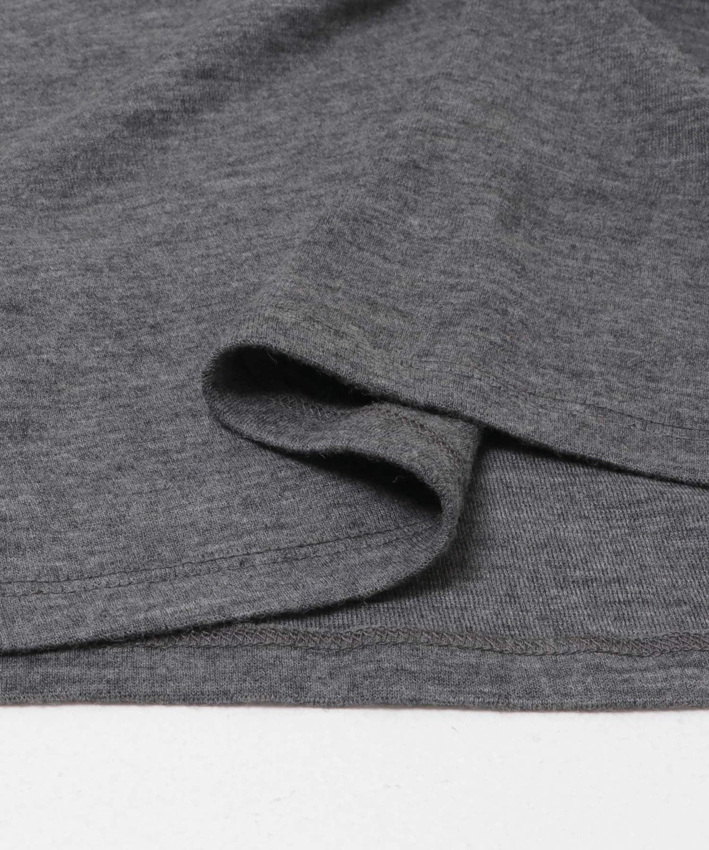 UNDECORATED WOOL SHEER HENRY NECK 上衣