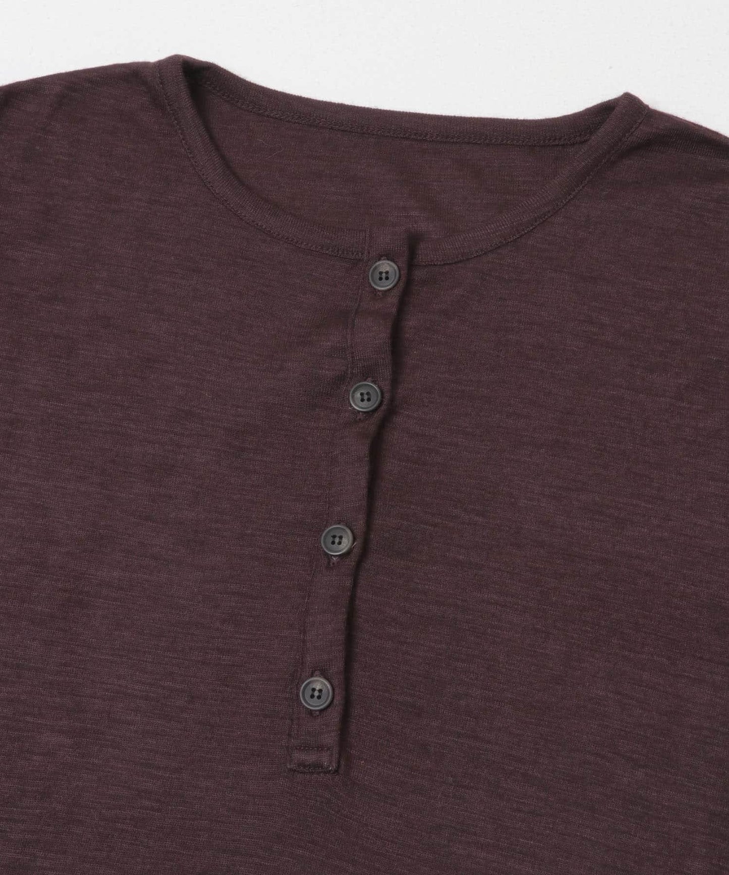 UNDECORATED WOOL SHEER HENRY NECK 上衣