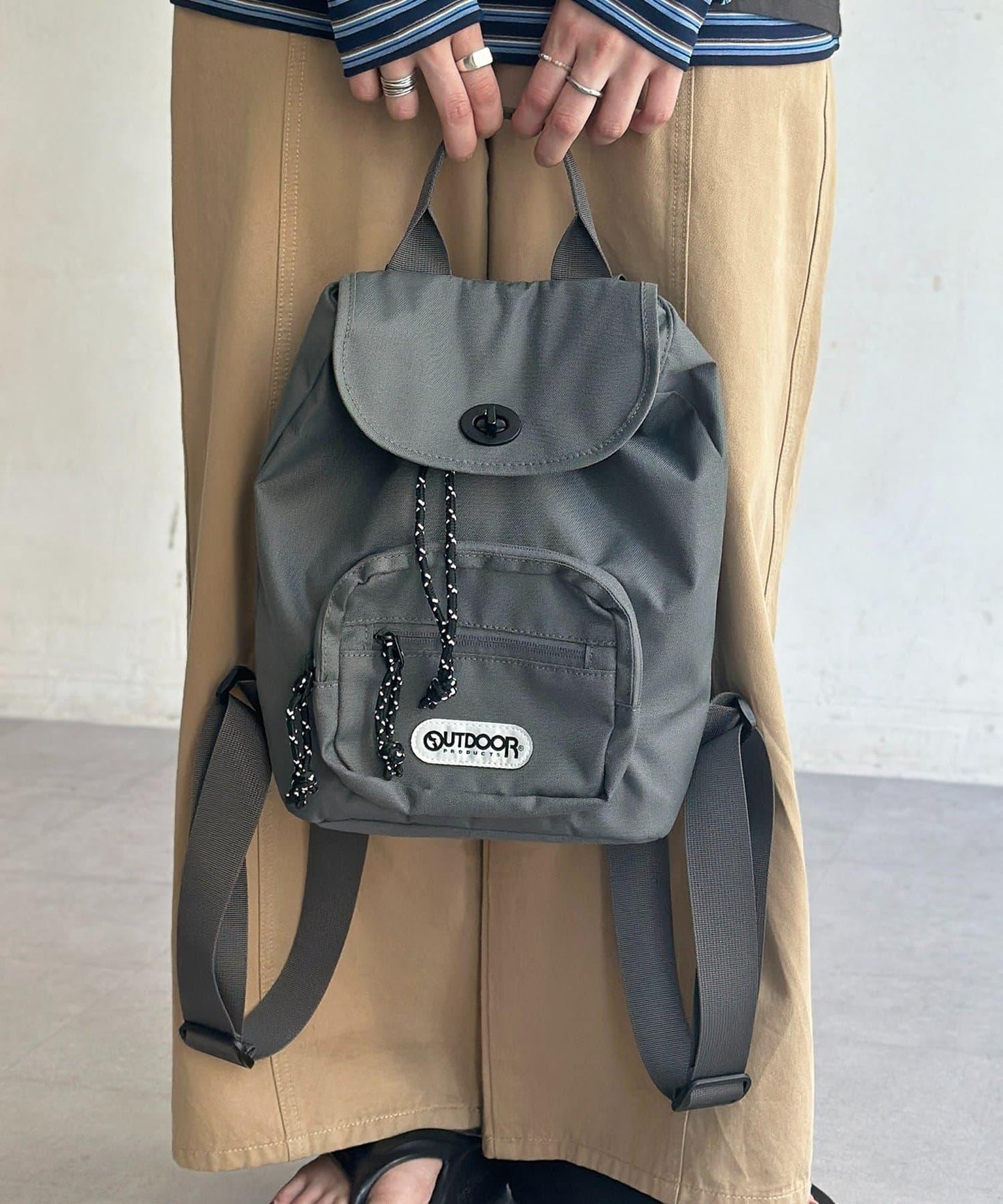 OUTDOOR PRODUCTS 翻蓋鎖釦雙肩包
