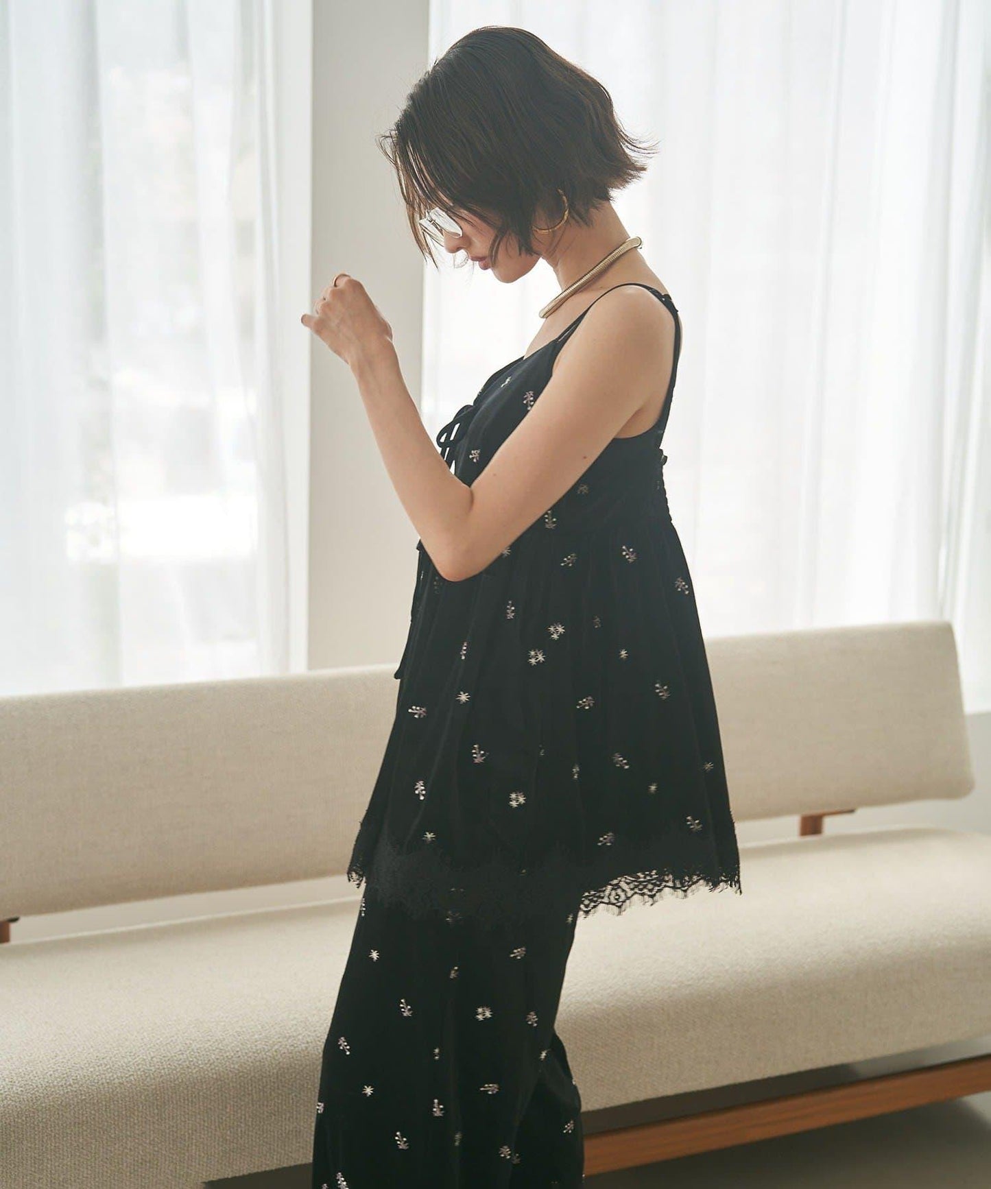 絲絨花朵刺繡下襬蕾絲吊帶