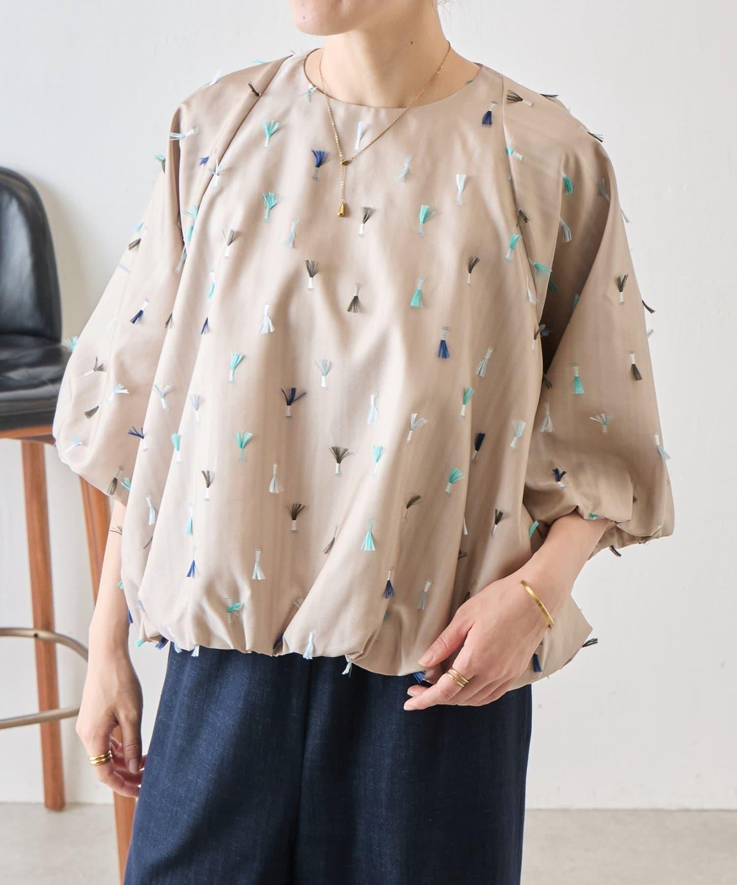 羽毛刺繡泡泡袖襯衫