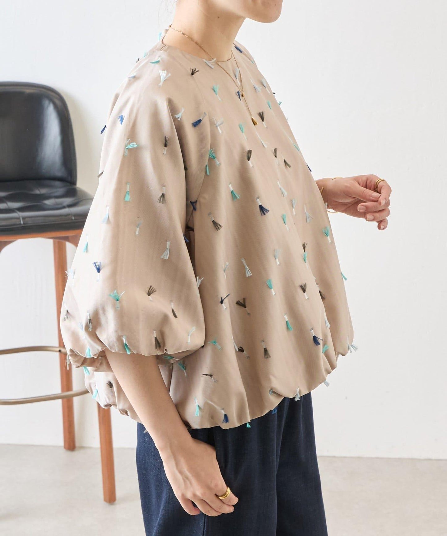羽毛刺繡泡泡袖襯衫