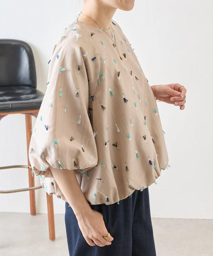 羽毛刺繡泡泡袖襯衫