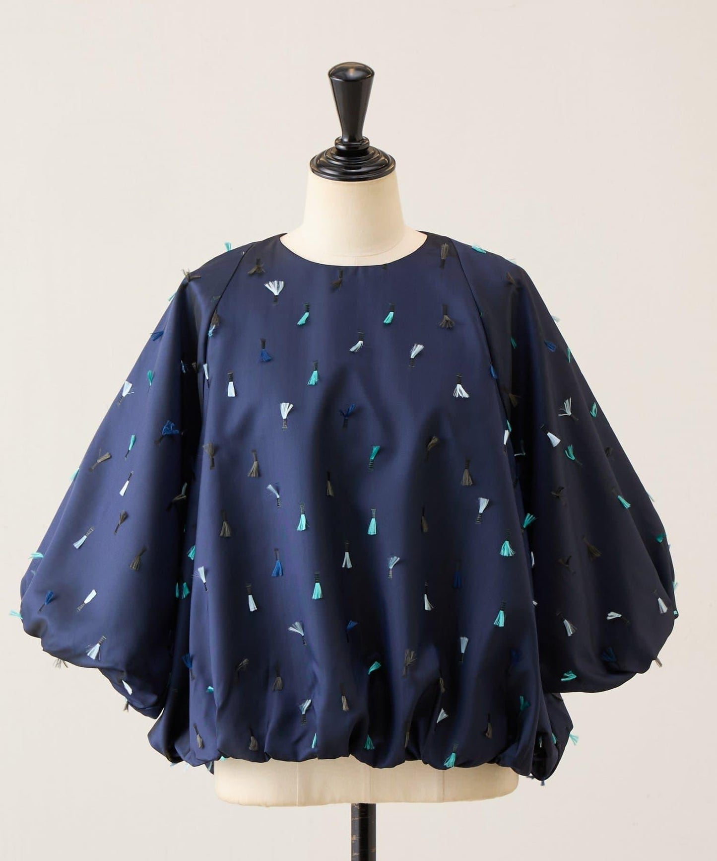 羽毛刺繡泡泡袖襯衫