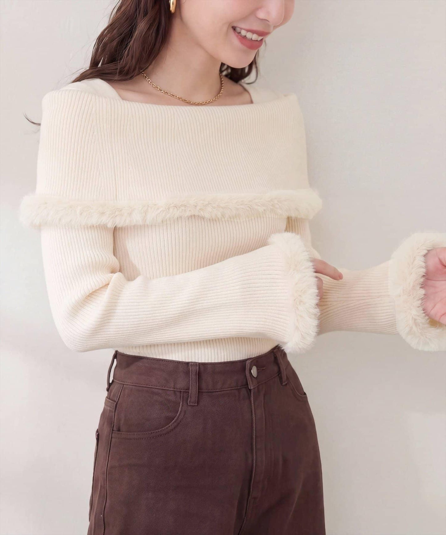 ふわふわファーオフショル風ニット