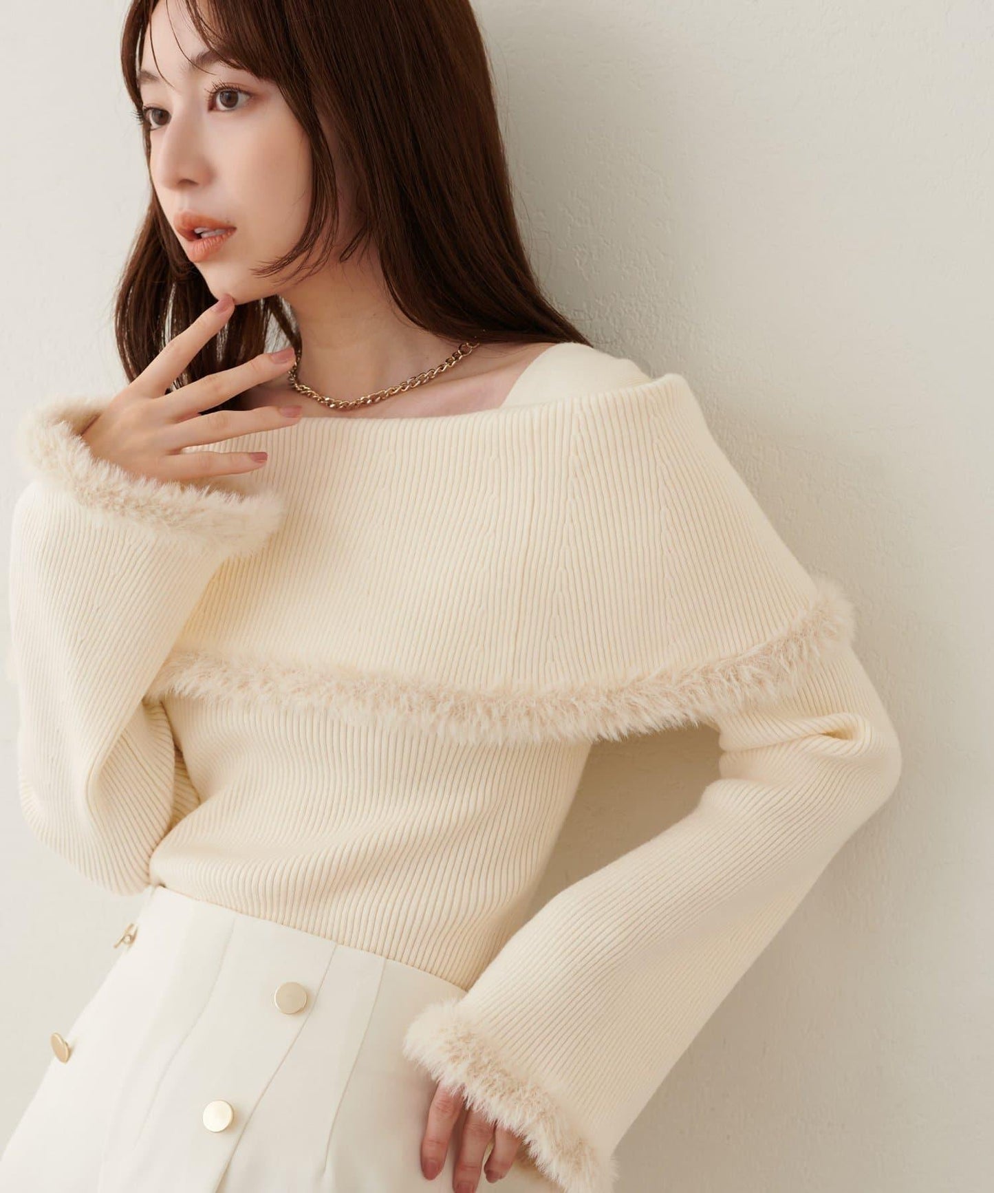 ふわふわファーオフショル風ニット