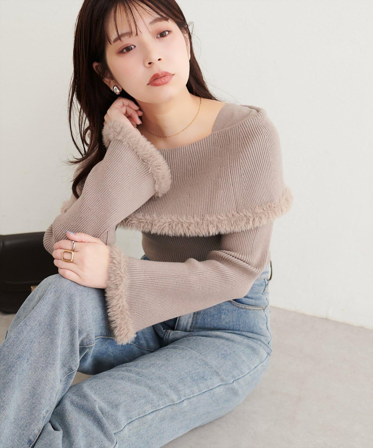 ふわふわファーオフショル風ニット