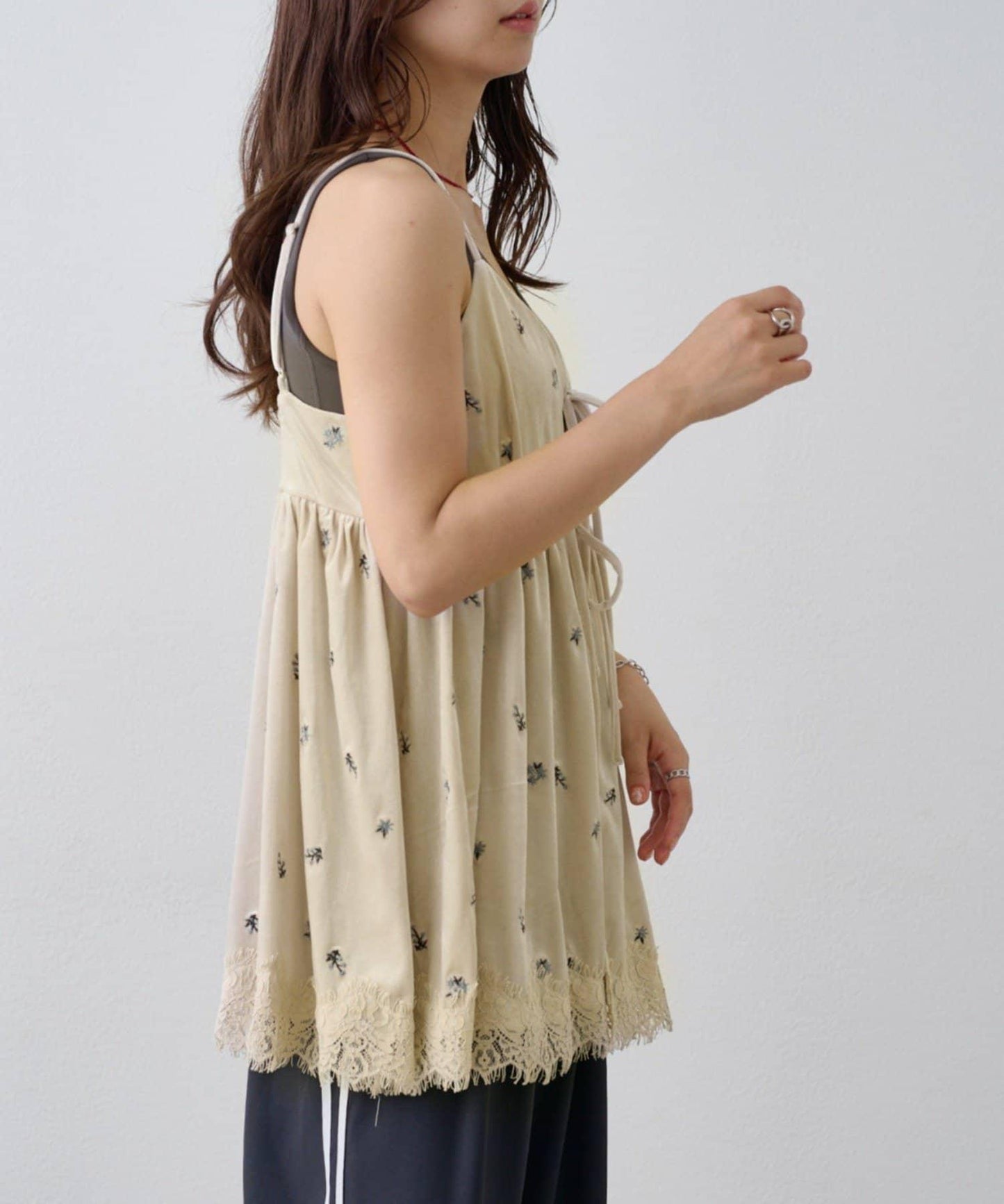 天鵝絨小碎花刺繡前開襟吊帶