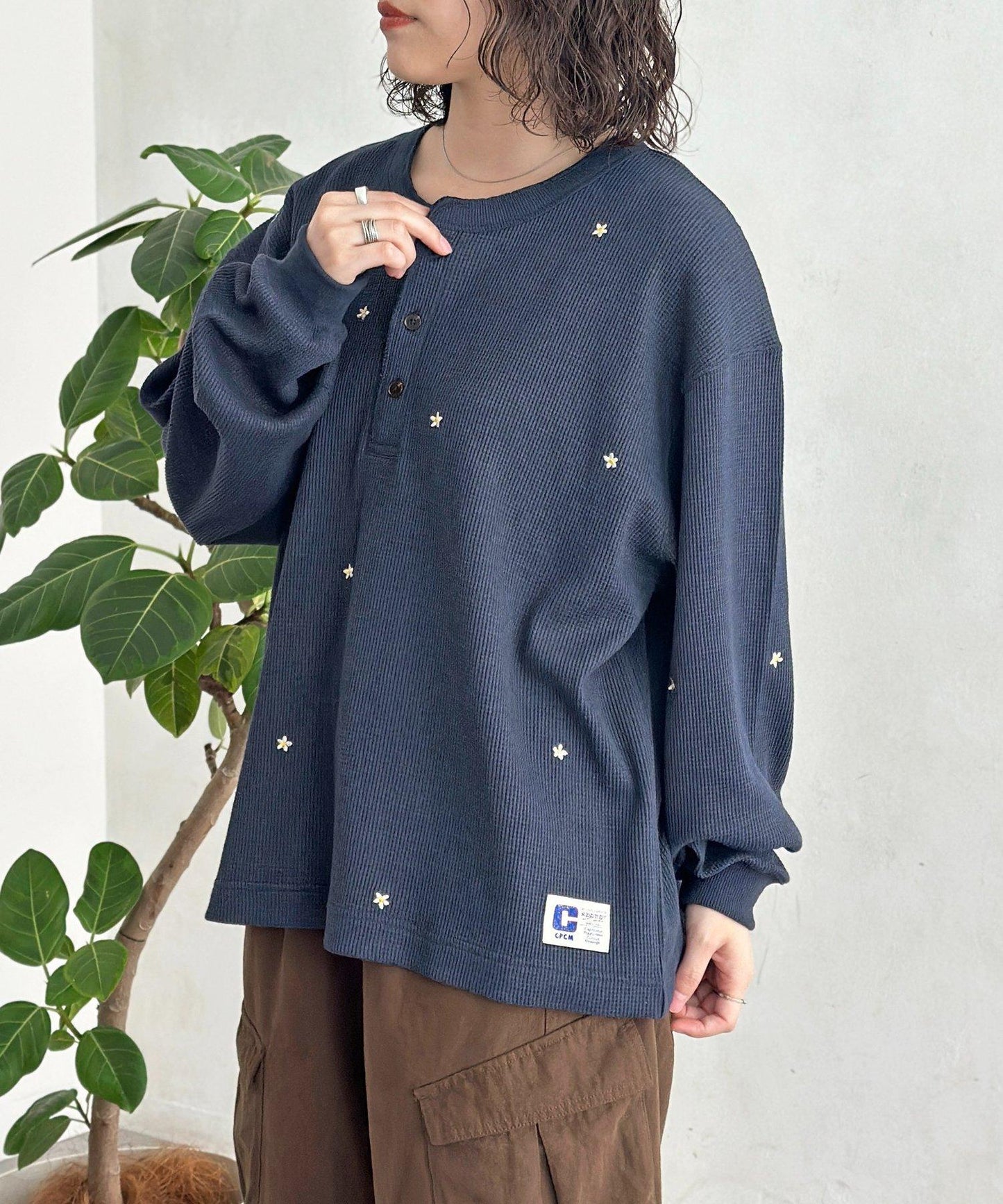 フラワー刺繍ワッフルヘンリーネック