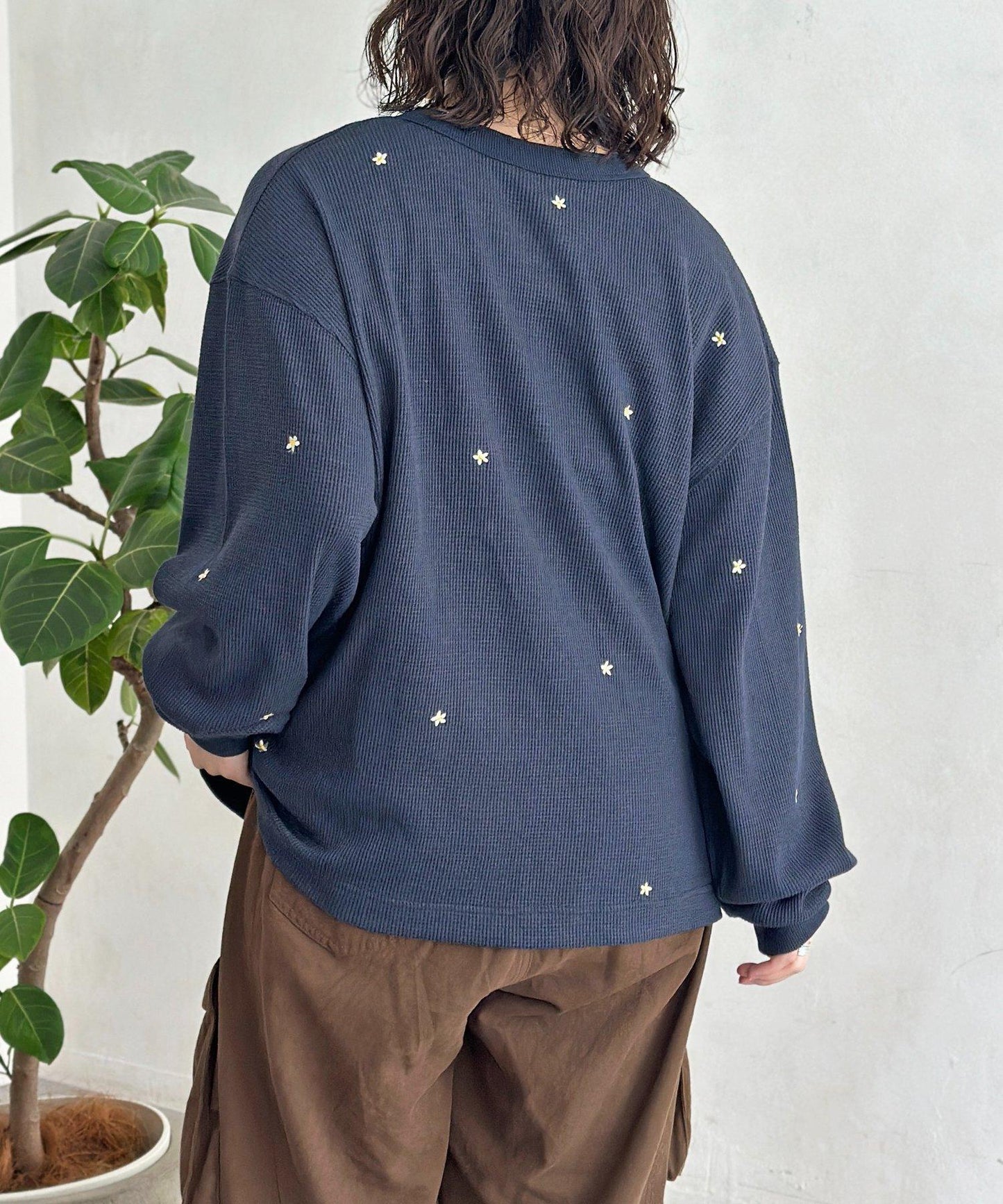 フラワー刺繍ワッフルヘンリーネック
