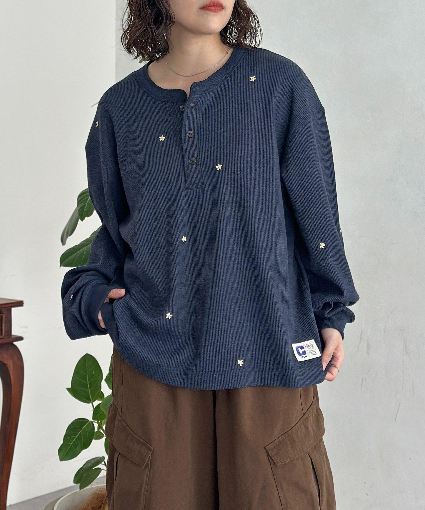 フラワー刺繍ワッフルヘンリーネック