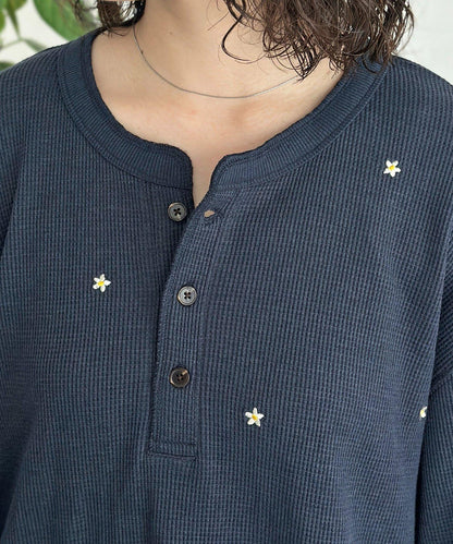 フラワー刺繍ワッフルヘンリーネック