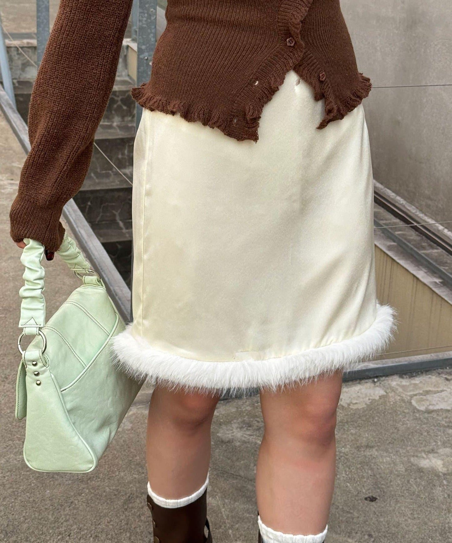 裾ファーサテンミドルスカート