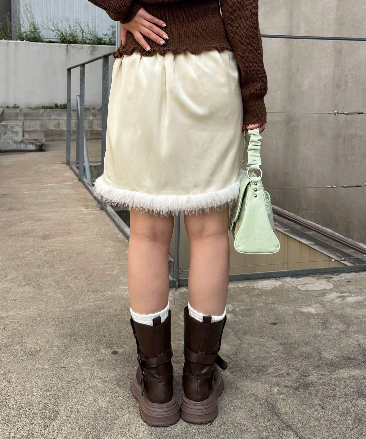 裾ファーサテンミドルスカート