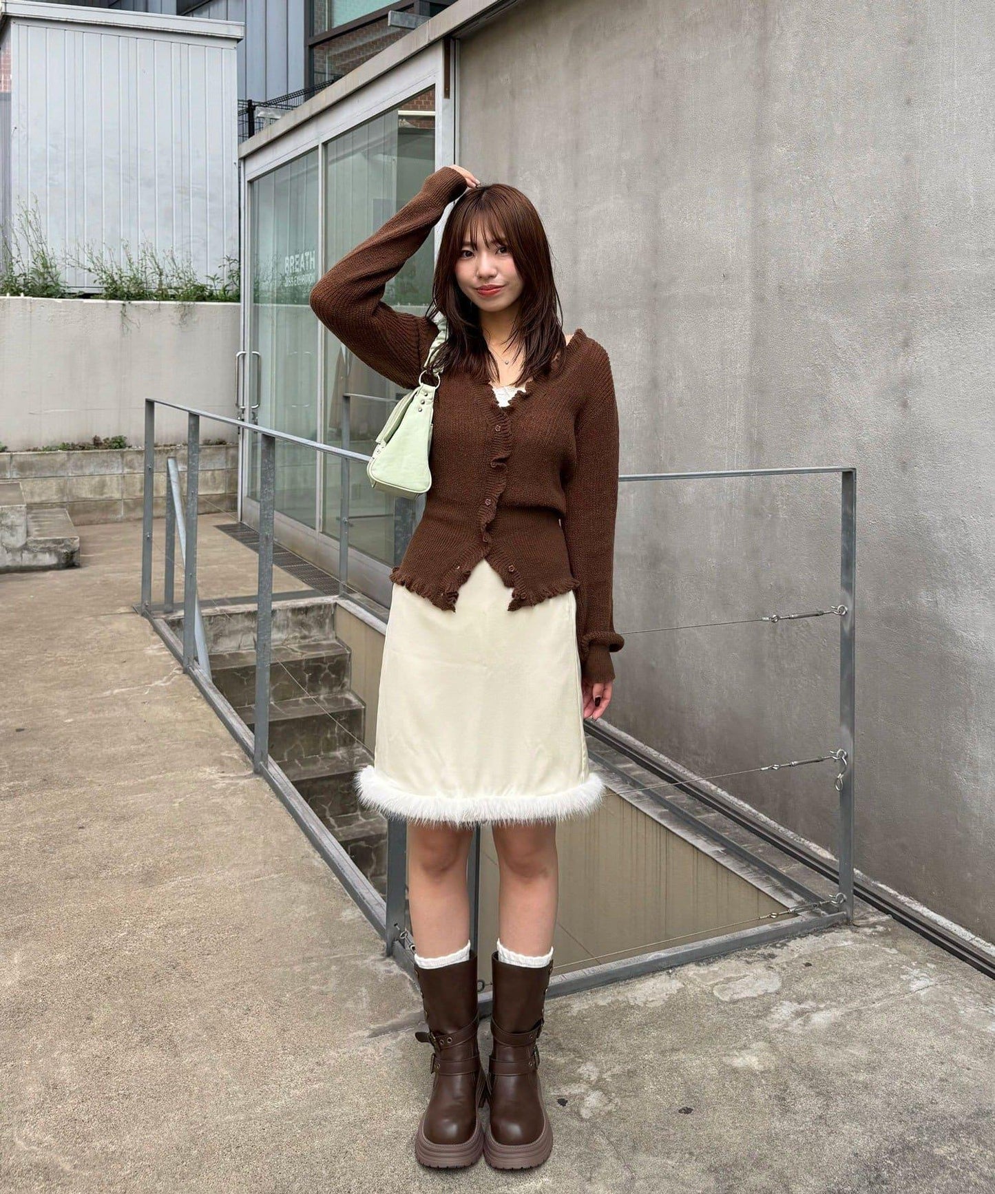 裾ファーサテンミドルスカート