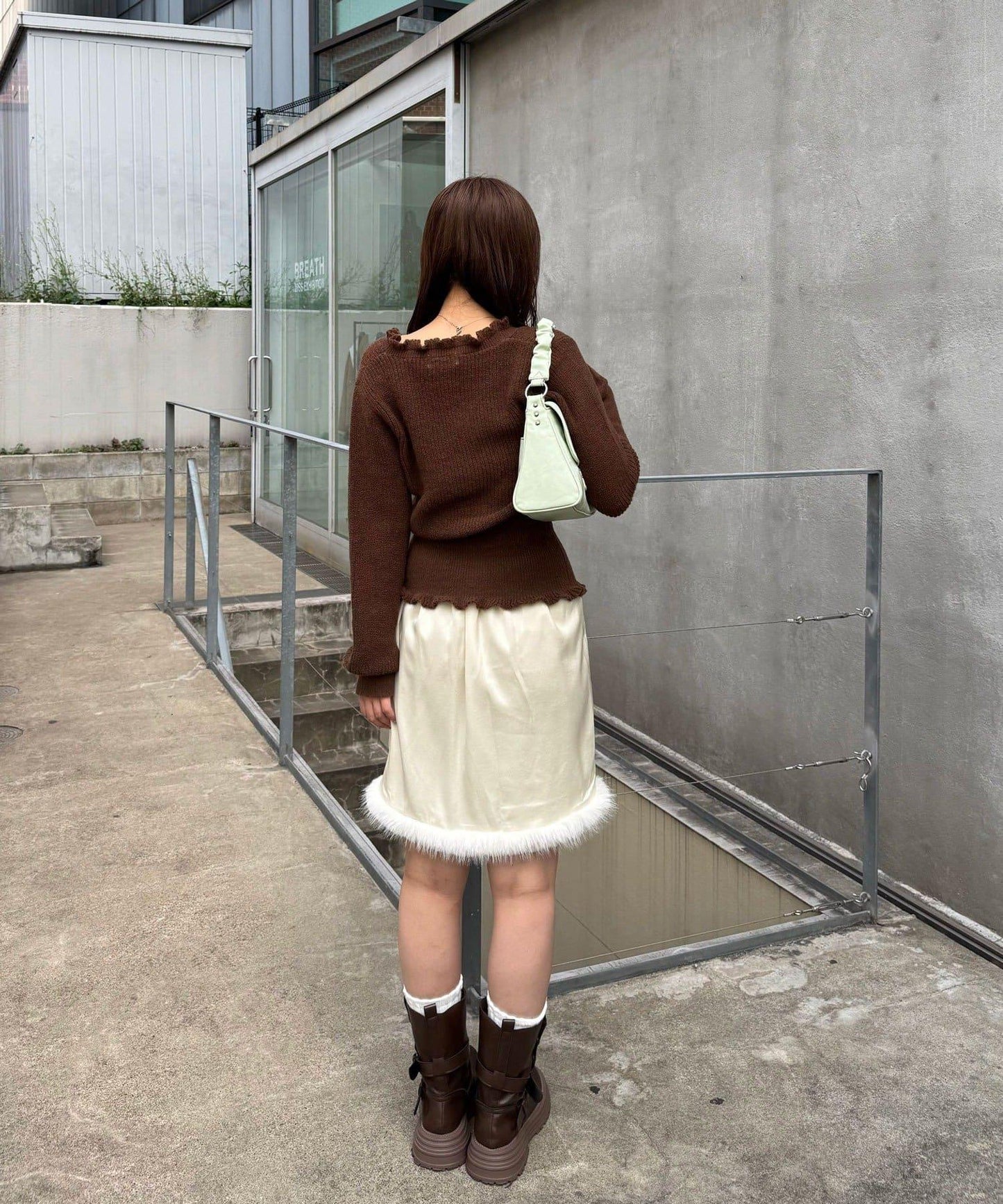 裾ファーサテンミドルスカート