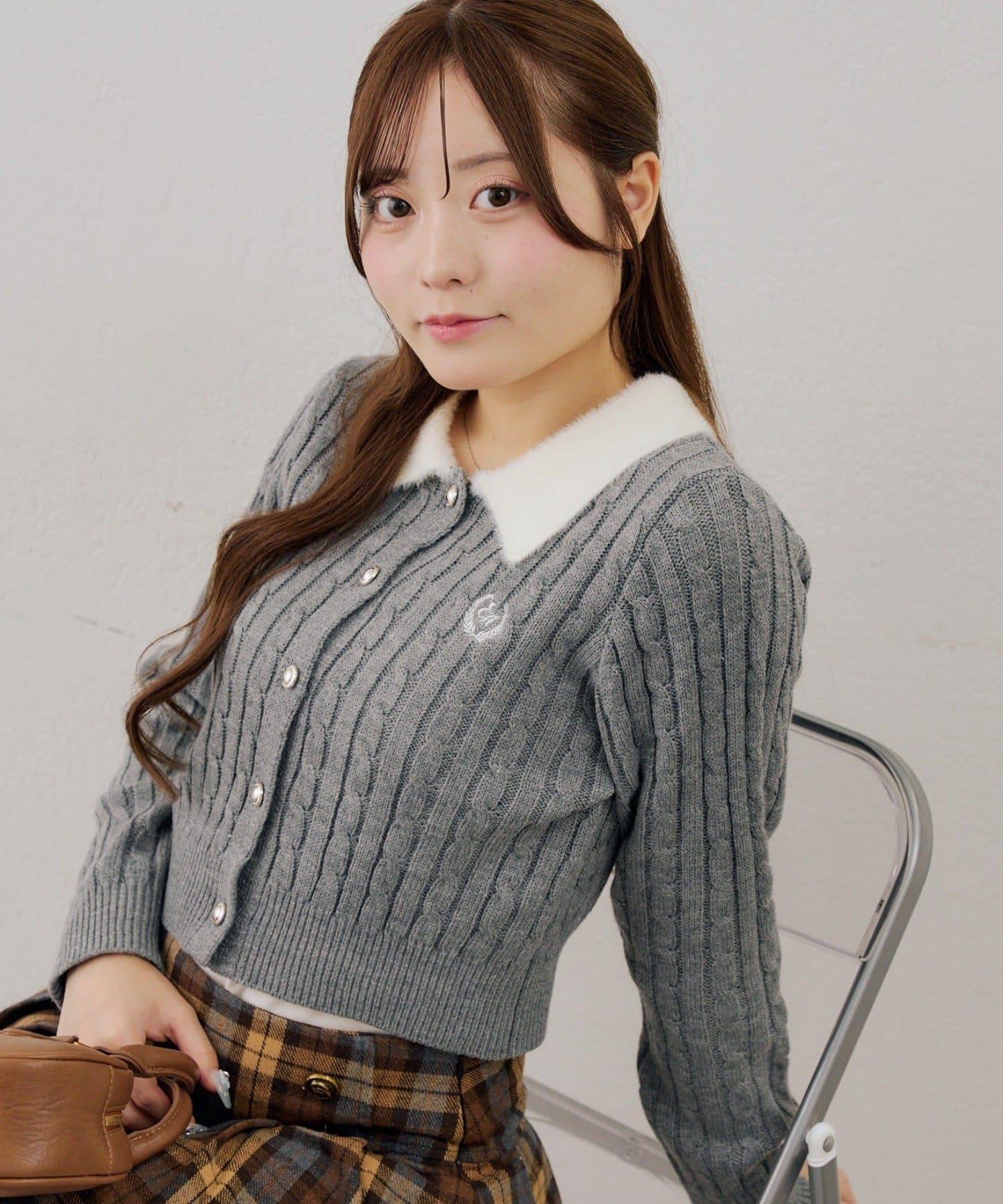 NICE CLAUP 翻領毛絨針織開衫 女士 短款 絞花針織 拼色 刺繡 紐扣 連衣裙